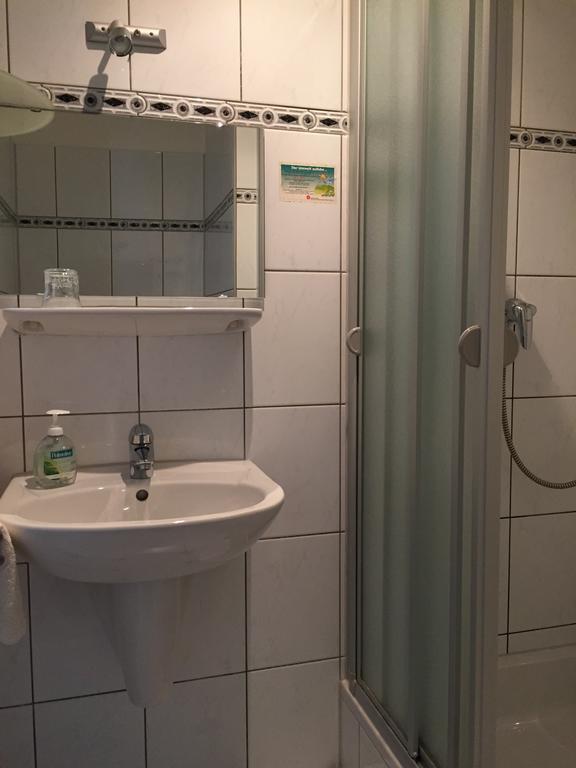 Hotel Restaurant Zagreb Köln Exteriör bild